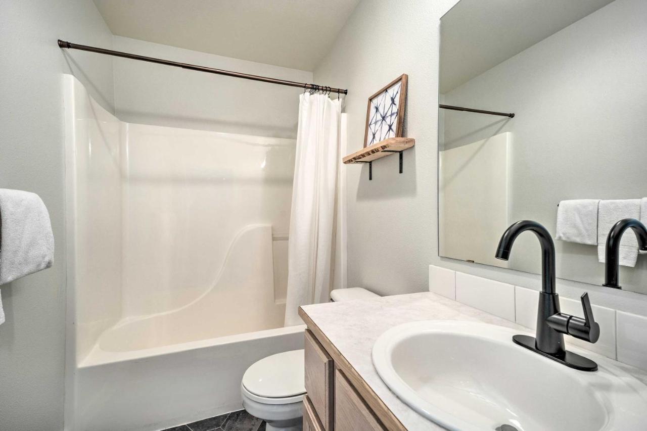 Chic Chelan Condo With Balcony, Walk To Lake And Dtwn! 외부 사진